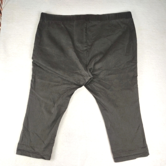 Avenue Pull-On Jeans Size Woman's 30W In Black Wash With Embossed Stars Accents - Picture 3 of 7